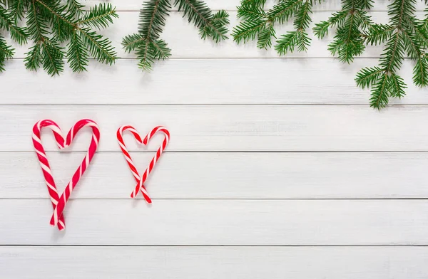 Fundo de Natal com doces e borda de abeto em madeira — Fotografia de Stock