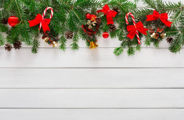 Decoração de Natal, ornamentos e grinalda quadro fundo — Fotografia de Stock