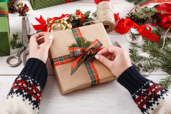 Envoltura de regalo. Embalaje navidad moderna presente en cajas — Foto de Stock