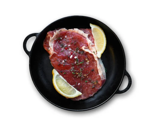 Rib eye steak met specerijen in leisteen geïsoleerd — Stockfoto