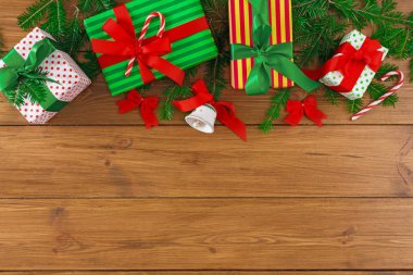 Ahşap arka plan üzerinde herhangi bir tatil için renkli mevcut kutuları