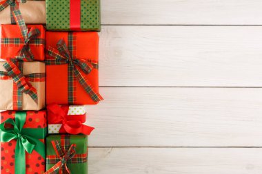 Noel hediye kutuları, ahşap masa arka plan üzerinde Üstten Görünüm.