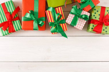 Noel hediye kutuları, ahşap masa arka plan üzerinde Üstten Görünüm.