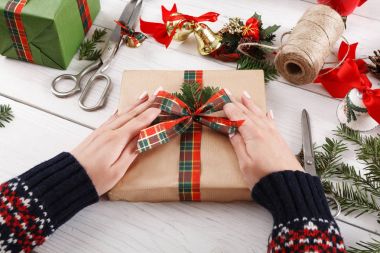 Hediye. Modern Noel hediyesi kutularına ambalaj