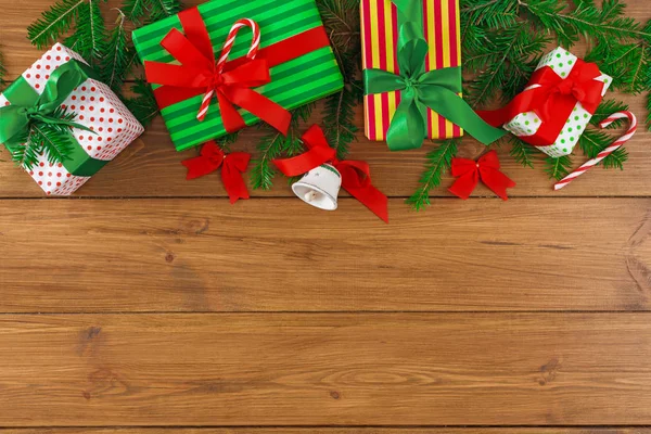 Ahşap arka plan üzerinde herhangi bir tatil için renkli mevcut kutuları