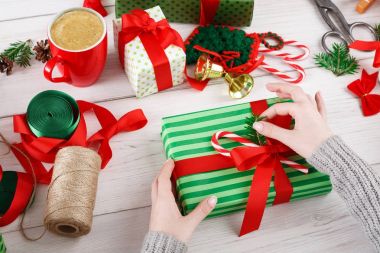 Hediye. Modern Noel hediyesi kutularına ambalaj