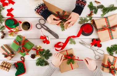 Yaratıcı hobi. Modern el yapımı Noel hediyesi kutu yapma