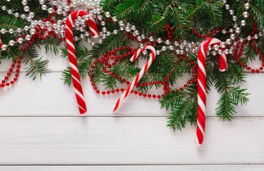 Şeker ve köknar ağacı ahşap sınırında Noel arka plan