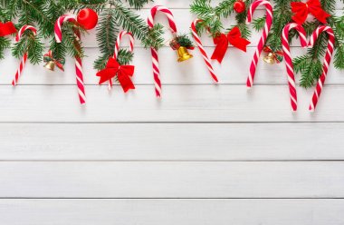 Şeker ve köknar ağacı ahşap sınırında Noel arka plan