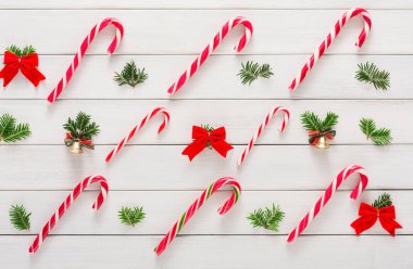 Şeker ve ahşap üzerine küçük toplar ile Noel arka plan