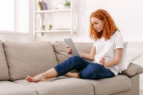 Jovem com um tablet em casa — Fotografia de Stock