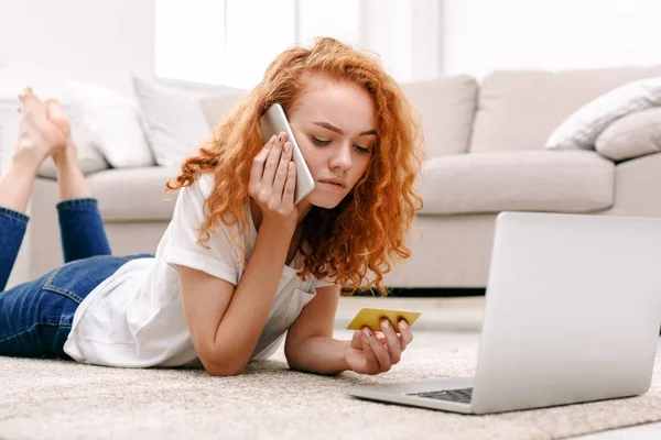 Menina estudante usando laptop e falando no telefone móvel — Fotografia de Stock