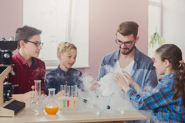 Děti dělají experimentu s dusíkem v laboratoři — Stock fotografie