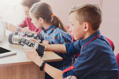 Eğitim kaynaklanıyor. Çocuklar okulda robotlar oluşturma