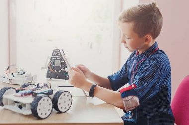 Eğitim kaynaklanıyor. Çocuk oluşturma robot Laboratuvarı