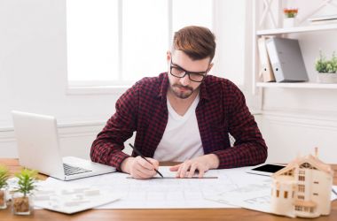 mimar ofis planı üzerinde çalışıyor