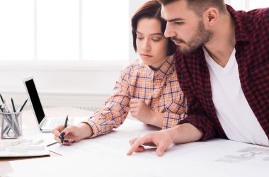 Projede birlikte çalışan iki genç tasarımcılar.