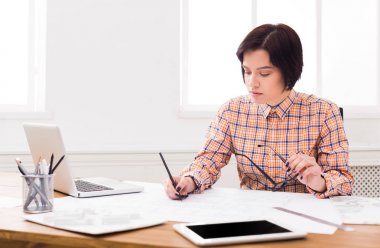 İş kadını okuma belgeyi office masaüstü