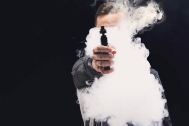 Vaping e-sigara duman siyah ile genç adam