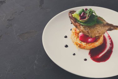 Restoran yemekleri. Ördek confit siyah adam sebze ile