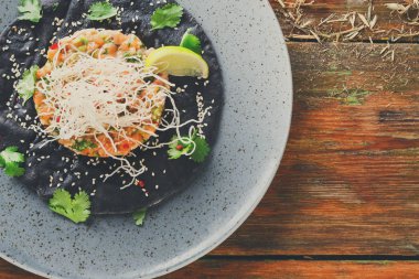Hawaiian poke siyah susam düz kek üzerine. Modern restoran gıda