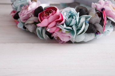 Saç lastikleri çeşitli çiçeklerle süslenmiş