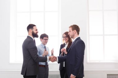 El ele tutusun, bağlantı, ekip oluşturma ve İttifak'ın konsept koyarsın.