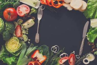 Çerçeve kopya alanı ahşap zemin üzerine taze sebze