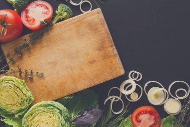 Çerçeve kopya alanı ahşap zemin üzerine taze sebze