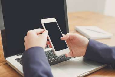 Laptop ve smartphone, kullanan kadın kapatmak, yan görünüm,