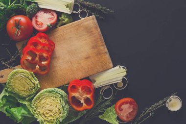 Çerçeve kopya alanı ahşap zemin üzerine taze sebze