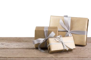 Kağıt beyaz arka plan üzerinde Noel tatil hediye kutuları sarılı