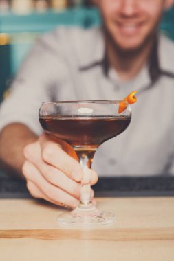 Barmen sunmaktadır alkollü kokteyl bar