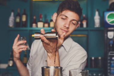 Barmen shaker içine dökülen şurubu
