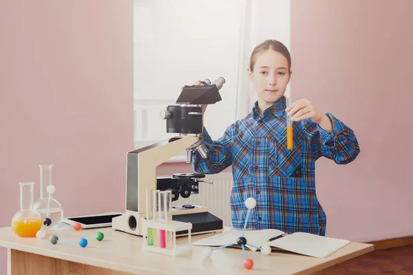 Educação dos caules. Adolescente menina fazer pesquisa química — Fotografia de Stock