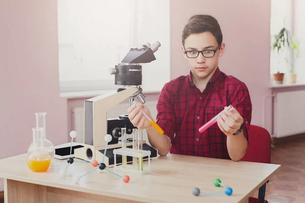 Στέλεχος εκπαίδευσης. Εφηβικό αγόρι κάνει χημική έρευνα — Φωτογραφία Αρχείου