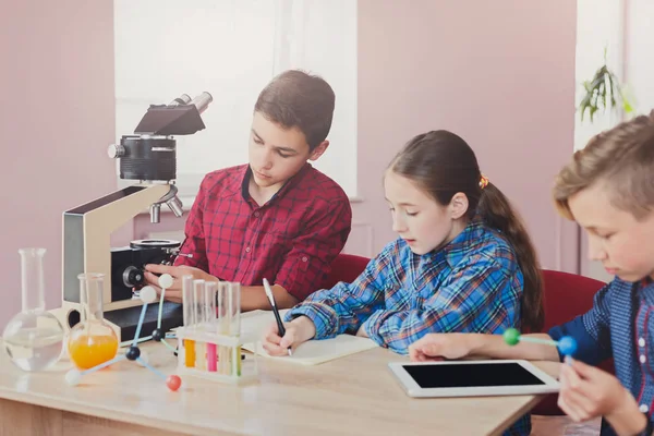 Stem education. Chemistry lesson in laboratory — Stock Photo, Image