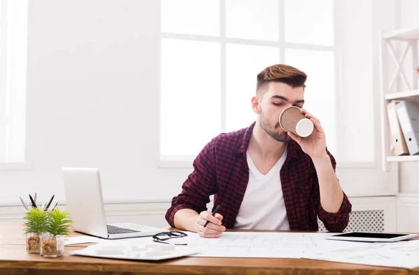 Joven hombre de negocios trabajando con papeles — Foto de Stock