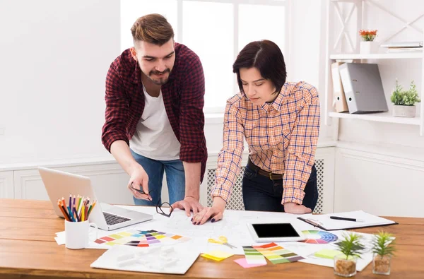 Diseñadores profesionales serios trabajando en el proyecto — Foto de Stock