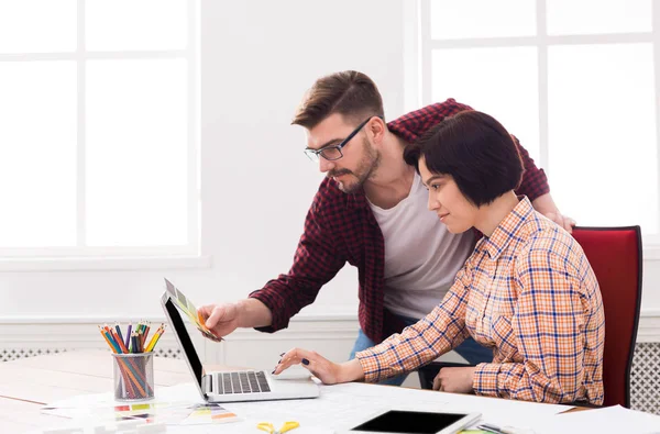 Un par de jóvenes diseñadores trabajando en una oficina moderna — Foto de Stock