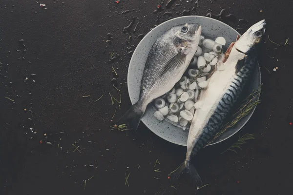 Ahşap tahta at siyah arka plan üzerinde taze uskumru