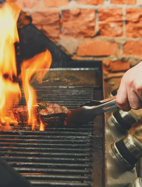 プロの男料理肉のステーキ グリル アウトドア — ストック写真