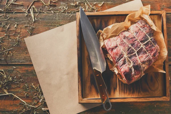 Cru envelhecido primo preto angus carne em papel artesanal em madeira rústica — Fotografia de Stock