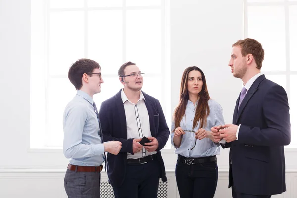 Reunión del gerente en la oficina, gente de negocios. Ambiente relajado y agradable — Foto de Stock