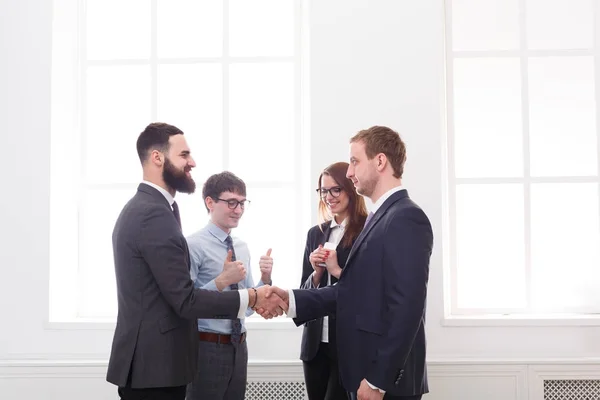 Equipo poner manos juntas, conexión, trabajo en equipo y el concepto de alianza . —  Fotos de Stock