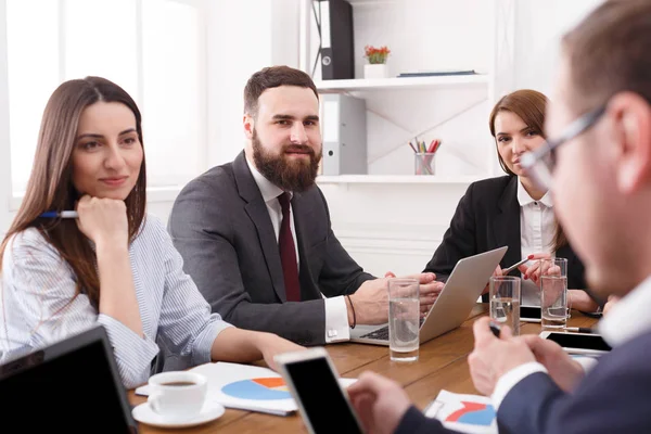 Reunión corporativa empresarial. Jefe con empleados escuchando el informe. Vida de oficina . — Foto de Stock