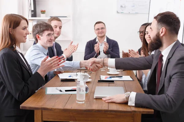 Réunion de l'équipe d'affaires avec le patron masculin à la table en bois. Les travailleurs applaudissent l'orateur — Photo