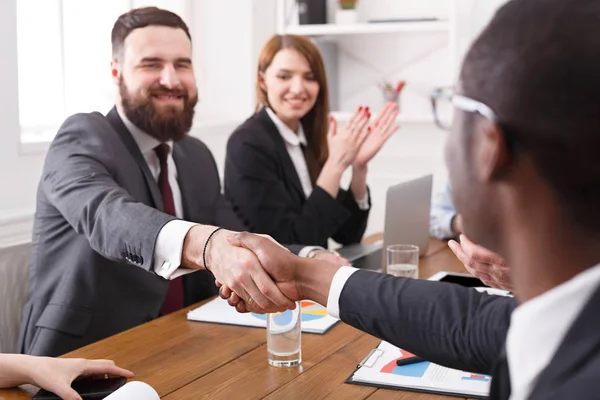 Metoda handshaking manažeři po setkání. Detailní záběr — Stock fotografie