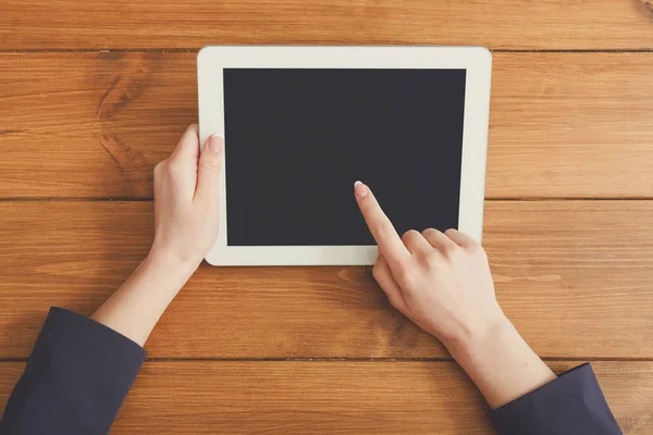 Perempuan menggunakan tablet di tempat kerja, top view, close up — Stok Foto