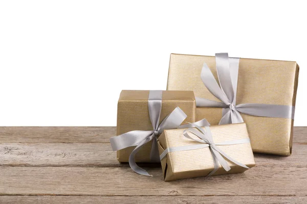 Новорічні подарункові коробки, загорнуті в папір на білому тлі — стокове фото